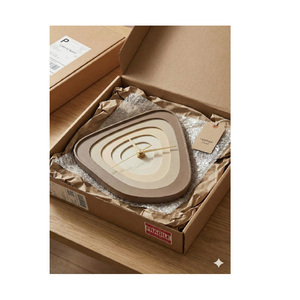 Horloge <span class=keywords><strong>murale</strong></span> sculpturale originale en bois superposé beige pierre, design silencieux et minimaliste pour salon - Product Image 2