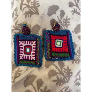 Pendientes de Coral Cuadrados con Parches Tribales Kutch, Joyería Étnica Geométrica Colgante para la Oreja - Product Image 1