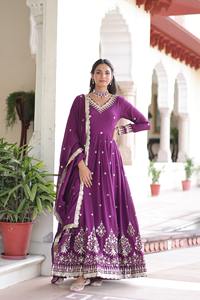 Robe Anarkali de qualité supérieure en soie Vichitra avec broderie de sequins pour femmes, idéale pour les occasions spéciales et les cadeaux, en provenance d'Inde - Product Image 3