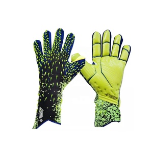 Gants professionnels Gaelic qui sont les plus exigeants gants de football avec un design imprimé, durables et respirants - Product Image 2