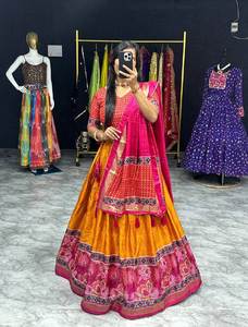 Magnifique Lehenga Choli pour femmes Navratri avec un dupatta fantaisie et des travaux de soie pour les occasions de fête - Product Image 5
