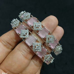 BRACELETS AMÉRICAINS DE STYLE CLASSIQUE EN DIAMANT BRACELETS PLAQUÉS ARGENT TRADITIONNELS ET À LA MODE ET ZIRCON CUBIQUE POUR FEMMES ET FILLES - Product Image 1