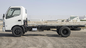 Excellente opportunité d'investissement 2024 HINO 300 3711 SC Châssis Diesel 4.0D Volant à gauche Sièges en tissu Intérieur clair BLANC - Product Image 4
