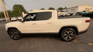 UNA FANTÁSTICA CAMIONETA USADA 2024 R-1-T DE 1 VELOCIDAD, LISTA PARA USO ELÉCTRICO, EN VENTA - Product Image 4