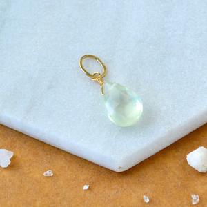 Colgante de Piedra Natalicia de Prehnita Verde en Forma de Lágrima, Gema Verde, Chapado en Oro, Joyería Delicada Hecha a Mano - Product Image 1