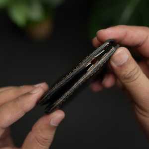 No. Cartera Bifold Clásica Hecha a Mano con Costuras Completas y 5 Años de Garantía, en Cuero Negro y Marrón - Product Image 3