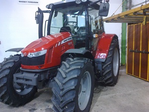 รถแทรกเตอร์มือสอง Massey Ferguson 5610 อุปกรณ์การเกษตรที่เชื่อถือได้ เครื่องยนต์ดีเซลที่ทนทาน เครื่องจักรกลการเกษตรที่มีประสิทธิภาพ ขาย - Product Image 3