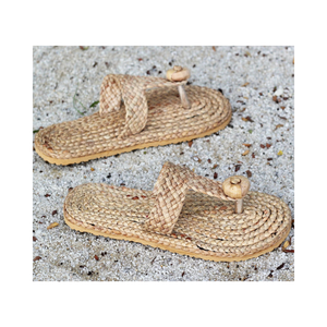 Pantoufles en jacinthe d'eau de style unique pour femmes fabriquées au Vietnam | Artisanat écologique - Product Image 1