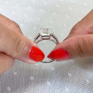 Bague de fiançailles pour femme en diamants taille émeraude et baguette conique certifiés IGI 4,70 carats, style cathédrale trois pierres - Product Image 4
