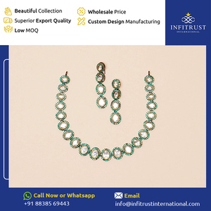 Conjunto de pendientes y collar en tonos dorados con borde de cuarzo verde adornado con piedra Polki blanca de elegancia clásica - Product Image 2