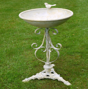 Soporte metálico para pájaros de hierro forjado al por mayor con dos pájaros encaramados y cuenco decorado con hojas - Product Image 3