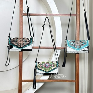 Sac bandoulière en cuir de vachette de qualité supérieure, brodé et orné de motifs, sac à rabat fait main avec dragonne et bandoulière réglable - Product Image 1