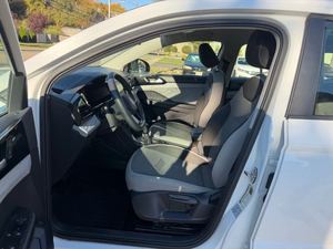 SUV T-AOS 2022 d'occasion, boîte de vitesses à double embrayage 7 rapports, moteur 1.5L, transmission intégrale 14, consommation de carburant combinée, S 4MOTION, extérieur blanc I - Product Image 2