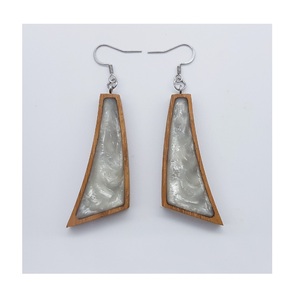 Boucles d'oreilles en bois et résine de conception de luxe pour prix de gros dames à la mode boucles d'oreilles en résine meilleure qualité boucles d'oreilles pour bijoux - Product Image 2