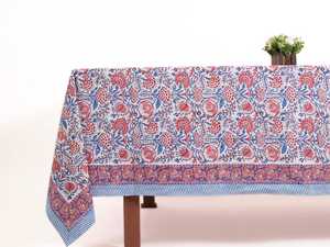 Mantel y juego de mantelería con diseño floral en azul paloma y rosa flamenco sobre fondo blanco, estampado a mano, regalo para mamá - Product Image 5