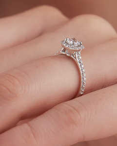 Floating Halo & Pave Shank 0.34ctw Round Brilliant Cut Solitaire Lab Grown Diamond Ring en 18K Rose Gold Halo Anillo al por mayor - Product Image 3