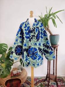 Veste courte bohème en coton matelassé brodé Suzani, fabrication artisanale, vente en gros, pour femmes, bleu vert, motif floral, kimono, automne - Product Image 4