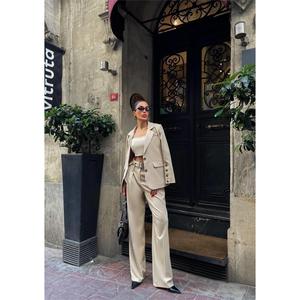 Conjunto de Chaqueta y Pantalones Beige con Detalle de 4 Botones en las Mangas, Tela Satinada y Decoración Elegante - Product Image 5