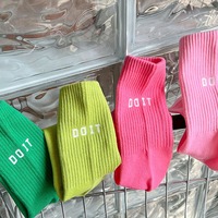 Chaussettes de sport antidérapantes colorées OEM, respirantes, pour fitness, yoga, pilates, tricotées, montantes, avec lettres tendance, pour l'automne et le sport