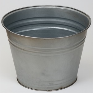 Maceta galvanizada Vintage elaborada con textura antigua, perfecta para la decoración del hogar de jardines de temporada inspirados en el patrimonio - Product Image 5