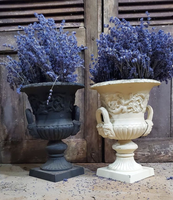 Jardinière d'urne en fonte d'inspiration vintage avec poignées classiques avec des détails élégants pour la décoration de jardin intérieur et extérieur
