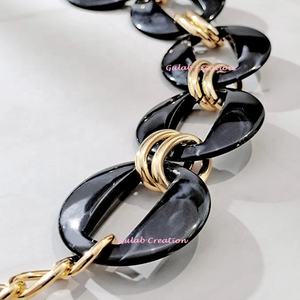 Chaîne grand collier ras du cou collier de déclaration audacieux géométrique noir résine mode tour de cou pour les femmes à la mode et moderne bijoux Look - Product Image 3