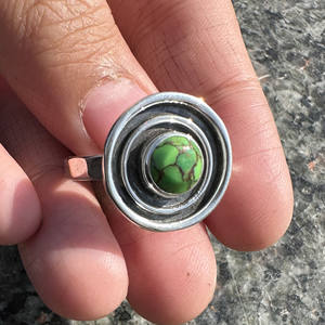 แหวนเงินแท้ 925 ประดับด้วยพลอยเทอร์ควอยซ์สีเขียวทองแดง งานแฮนด์เมด ประดับพลอยทรงกลม เครื่องประดับโดดเด่น - Product Image 1