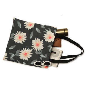Sacs fourre-tout tendance Fields of Daisy pour femmes, en toile durable avec fermeture éclair, broderies, pompons, fleurs, lettres et motifs. - Product Image 3