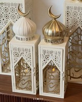 Ensemble de lanternes en métal blanc et or avec dessus en forme de croissant, calligraphie arabe, découpes, lumière de bougie chaleureuse, décoration de la maison festive, cadeau