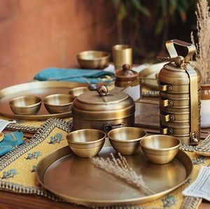 Boîte Tiffin en laiton durable et fabriquée à la main, parfaite pour le rangement du déjeuner tout en conservant les traditions authentiques de la cuisine indienne vintage - Product Image 6