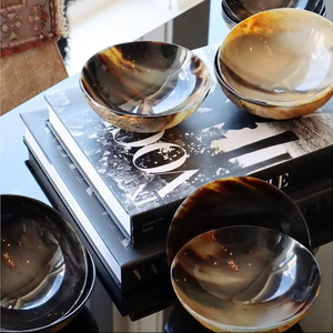 Prix de gros Bol de table de service en corne de buffle naturelle avec beauté naturelle et courbes élégantes pour un intérieur conscient - Product Image 1