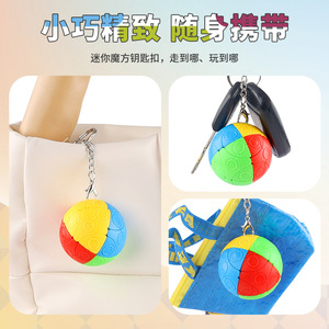 Cubo de bolsillo pequeño de plástico clásico Estilo clásico con llavero adjunto para llevar y decorar - Product Image 5