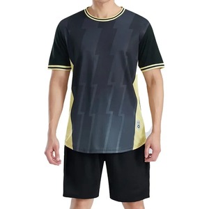 แผ่นหน้าแข้งสำหรับฟุตบอลและถุงเท้าชุดเสื้อเจอร์ซีย์ฟุตบอลของผู้ชายชุดเล่นกีฬากางเกงขาสั้นสำหรับผู้ชายฟรี - Product Image 1