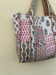 Sac fourre-tout matelassé à la main de meilleure qualité Sac fourre-tout magnifique Sac à provisions fait à la main en coton Kantha Sac de plage - Product Image 3