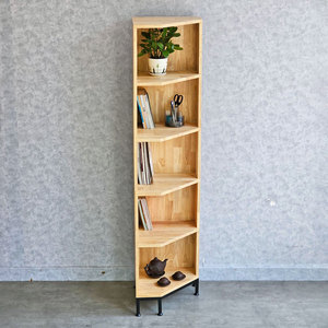 Estante Esquinero de Madera de Caucho de 5 Niveles 40x32x172cm con Patas de Hierro KGT68026 - Uso en Sala de Estar - Product Image 3