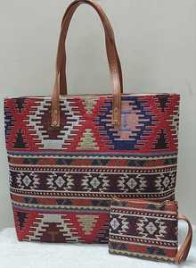 Avec poignée marron et sacs fourre-tout en tissu jacquard au design géométrique en taille 13*18 pouces pour transporter un ordinateur portable 17 pouces en vente - Product Image 4