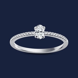 Bague ovale en or massif 14 carats avec diamant de laboratoire taille ovale et micro-diamants, 0,30 carat H+-SI, idéale pour les fiançailles et les fêtes - Product Image 1