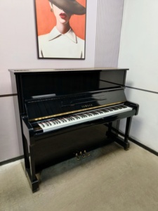Piano Vertical Yamaha U100 Usado, Calidad Japonesa, Rendimiento Profesional, Listo para el Escenario, Sonido Claro y Potente U1 - Product Image 1