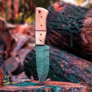 Cuchillo de caza hecho a mano de hermoso diseño personalizado OEM con refuerzo de acero de madera y mango de cuerno de carnero con Funda de cuero - Product Image 1