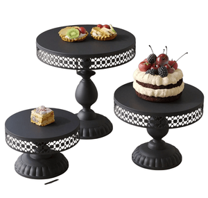 Support à gâteau élégant en métal noir avec design en treillis orné et finition enduite de poudre noire - Product Image 1