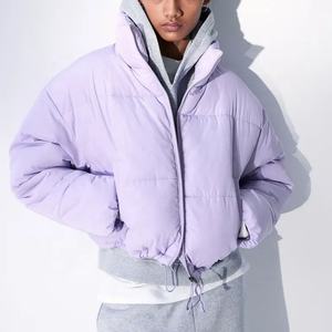 Veste matelassée courte et ample à logo personnalisé pour femmes, vente en gros de vestes et manteaux matelassés d'hiver personnalisés 2023 - Product Image 2