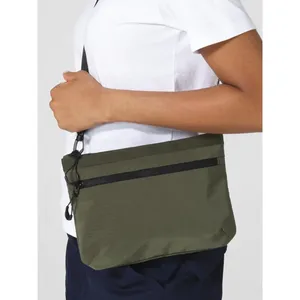 Sacoche Urbaine Durable UrbanShift pour les Amateurs de Gadgets - Product Image 1