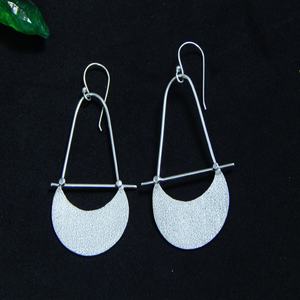 Pendientes brillantes chapados en latón plateado liso Joyas para mujeres y niñas Use en fiesta de boda, Hldi, Pendientes Mehendi - Product Image 1