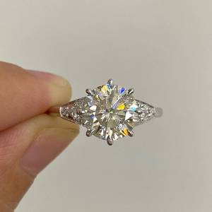 Anillo de Bodas de corte redondo brillante Art Deco de 9 MM en plata 925 hecha a mano con ajuste de catedral y Micro pavé francés de tres vías - Product Image 1