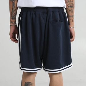 Short de basket-ball conçu sur mesure tissu de maille respirante avec panneaux latéraux et poches pour hommes fabricant OEM de vêtements de sport - Product Image 2