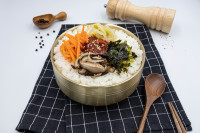 Bol de riz coréen Bibimbap authentique Repas protéiné sain Boisson alimentaire de légumes frais hachés à base de plantes