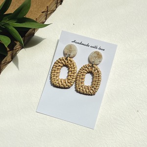 Boucles d'oreilles pendantes bohèmes faites à la main avec anneau plaqué or et tressage en corde de chanvre pour femmes - Product Image 4