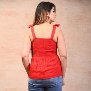Haut smocké en rayonne rouge uni avec tissu tissé et décoration plissée - Product Image 2