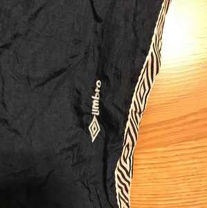 กางเกงวิ่งขาตรงของผู้ชายผ้าไนลอนผูกเชือกเอวด้านข้างลายทางทรงแบ็กกี้สไตล์ลำลองปักโลโก้ - Product Image 3