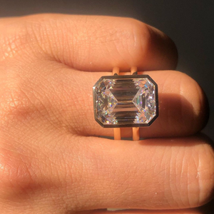 Anillo de Compromiso con Diamante Cultivado en Laboratorio de Corte Esmeralda de 4.00 Ct, Certificado IGI, Claridad VS1, Engaste de Bisel, Oro Blanco de 14K para Hombre - Product Image 2